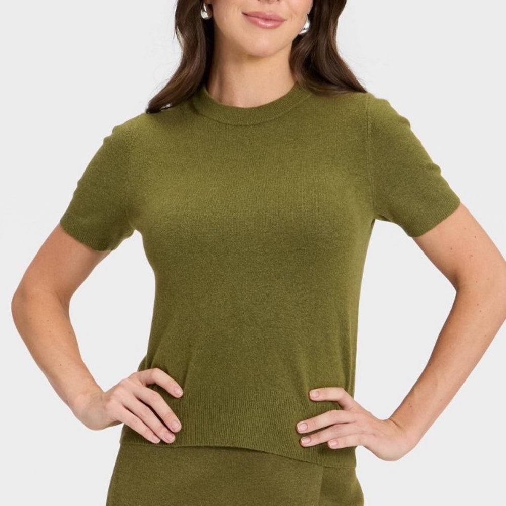 NWT Women’s Short Sleeve knit Sweater.   Green L